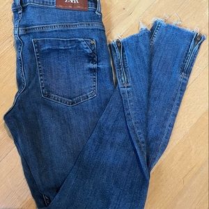 Zara Skinny Jean size 6. Zipper ankle.